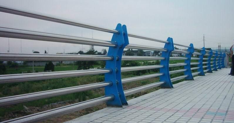 源头厂家量大价优{通豪}不锈钢碳素钢复合管栏杆多少钱一米