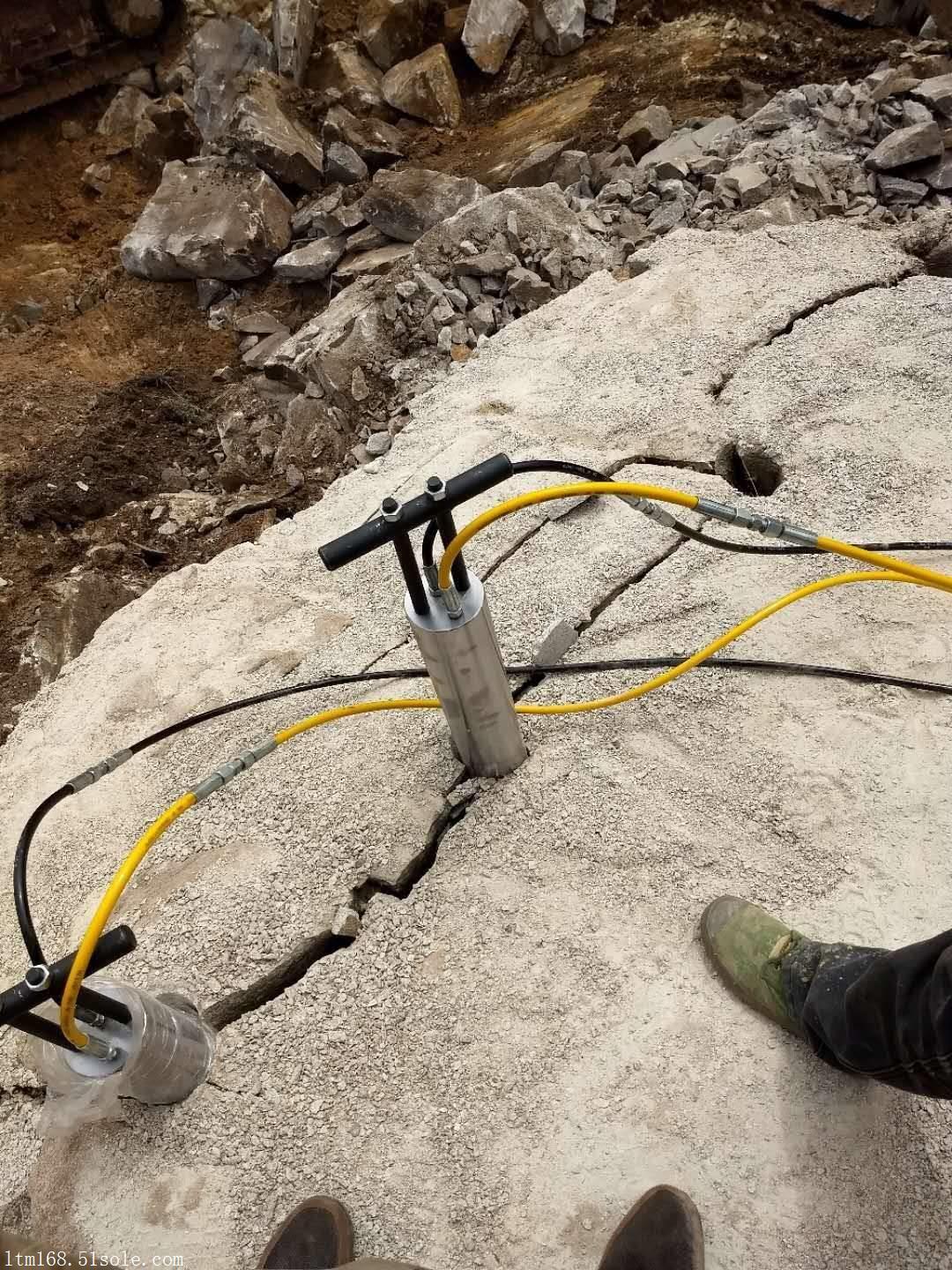 朔州砂岩基坑槽管破石液压分裂机节省时间
