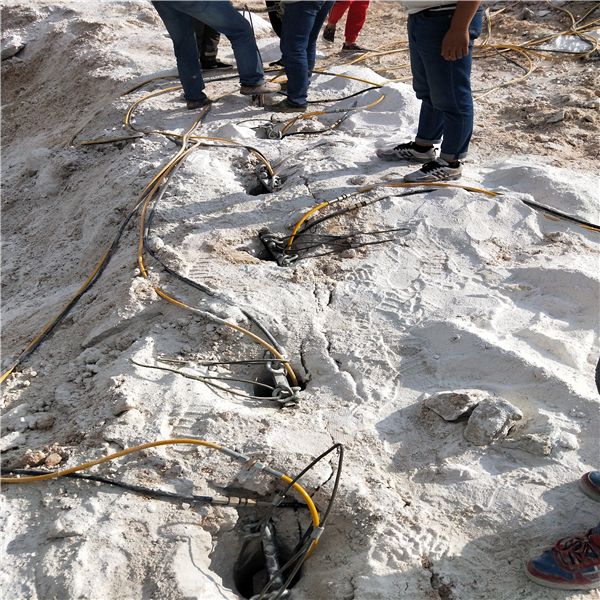 利津土石方工程清除石方设备开采案例