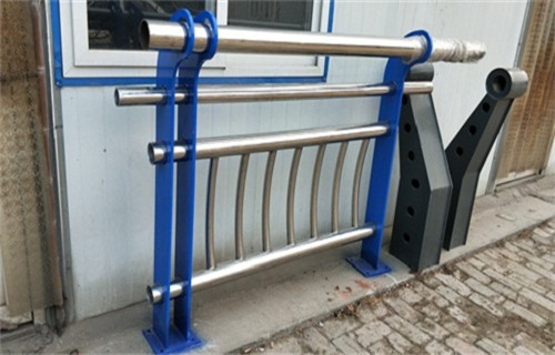 不锈钢复合管道路护栏连接方便精致工艺