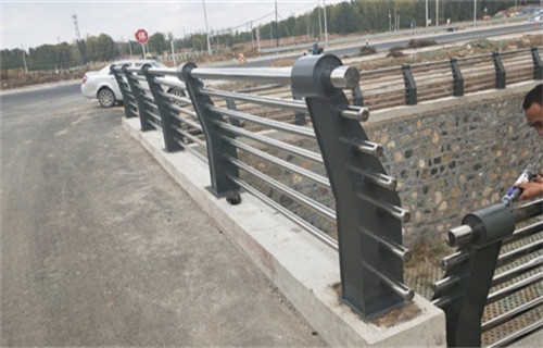 武汉不锈钢复合管道路护栏优质产品