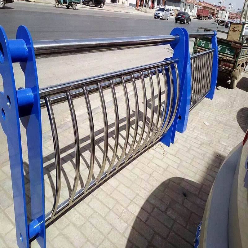 淄博购买201不锈钢碳素复合管护栏表面具有自洁能力