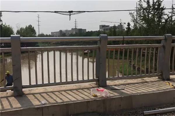 采购(亮洁)201不锈钢河道护栏结构简单