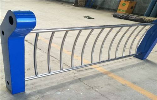 不锈钢复合管道路护栏品质可靠专注生产制造多年