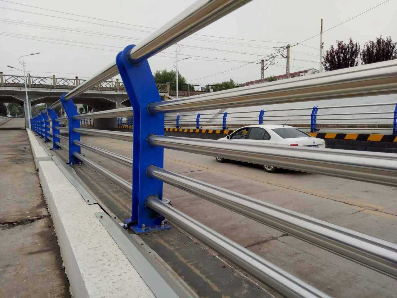 天津不锈钢碳素钢复合管护栏报价