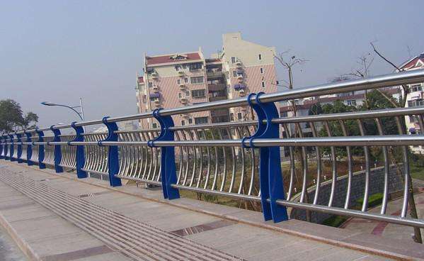 不锈钢道路交通栏杆专业生产颜色尺寸款式定制