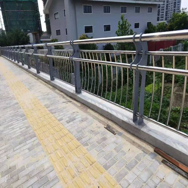 127*4不锈钢复合管桥梁栏杆效果图定制批发