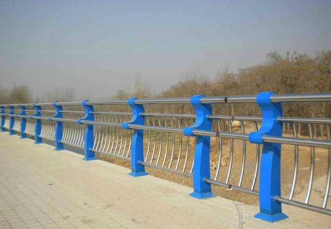 《重庆》现货102*3不锈钢复合管桥梁护栏实力大厂家