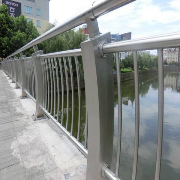 荆州不锈钢栏杆立柱精工制造