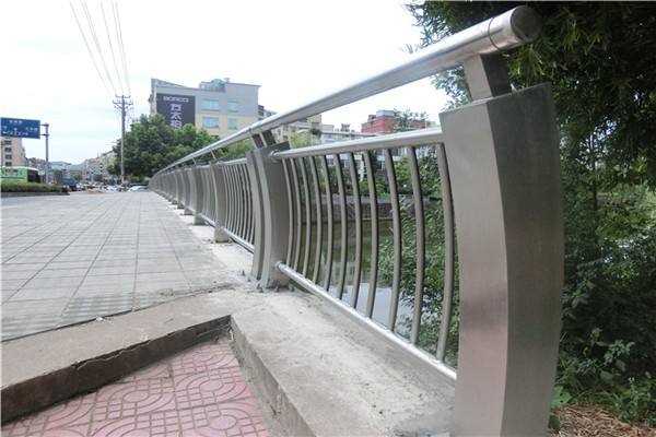 【莱芜】买防撞桥梁道路灯光护栏结构图