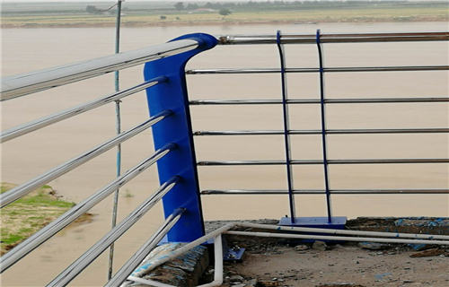 阿里Q235B桥梁护栏钢板立柱使用方法