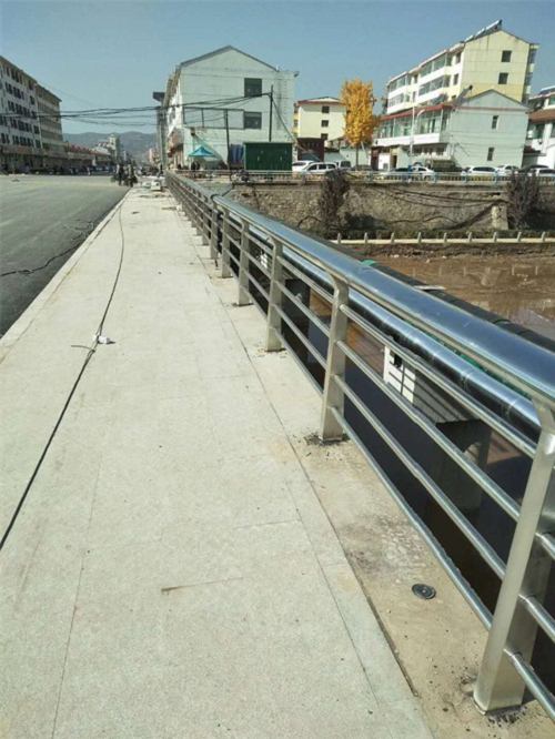 成都定做不锈钢市政工程河道道路护栏使用