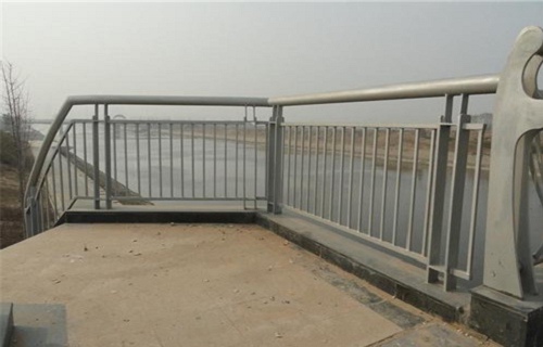 韶关桥梁护栏立柱支架用途广泛