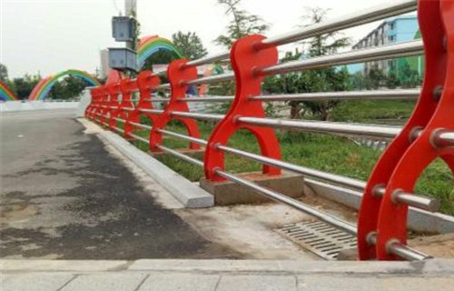 吕梁不锈钢复合管过街天桥栏杆安装指导
