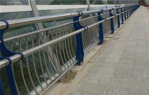 毕节不锈钢碳素钢复合管天桥护栏生产安装