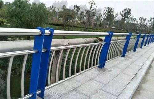安庆镀锌铁管桥梁护栏安装简单