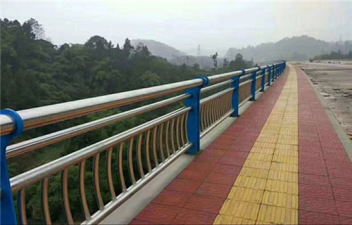 桥梁护栏钢板立柱款式新颖
