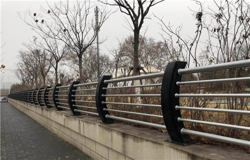 贵州诚信桥梁护栏钢板立柱专业定制