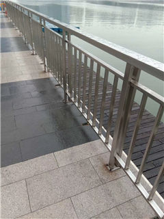 广西黑龙江桥梁护栏立柱厂||灯光护栏怎么样