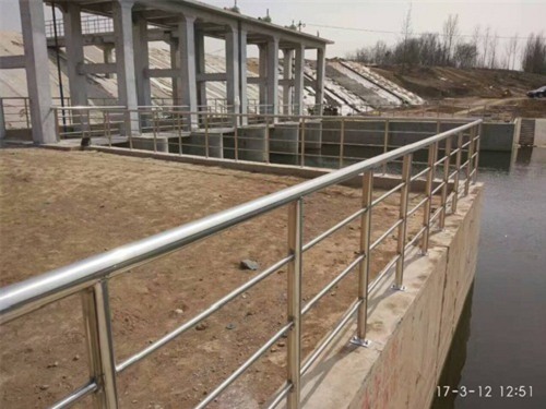 重庆河道防护不锈钢栏杆性能稳定