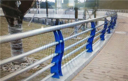 【亮洁】不锈钢道路防撞护栏成品实惠耐用-亮洁金属护栏有限公司