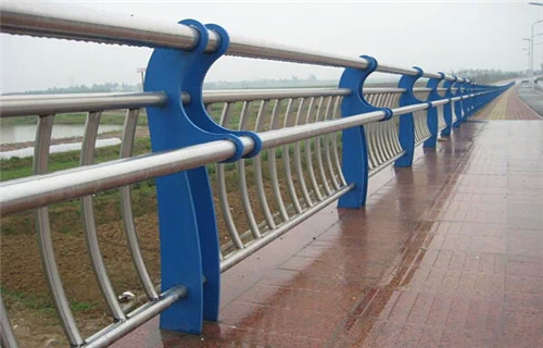 304不锈钢复合管桥梁护栏公司地址购买的是放心