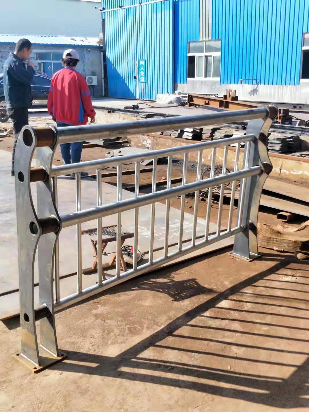 通化护栏钢板立柱安装技术指导
