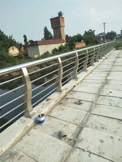潍坊销售桥梁护栏镀锌喷塑立柱生产厂家