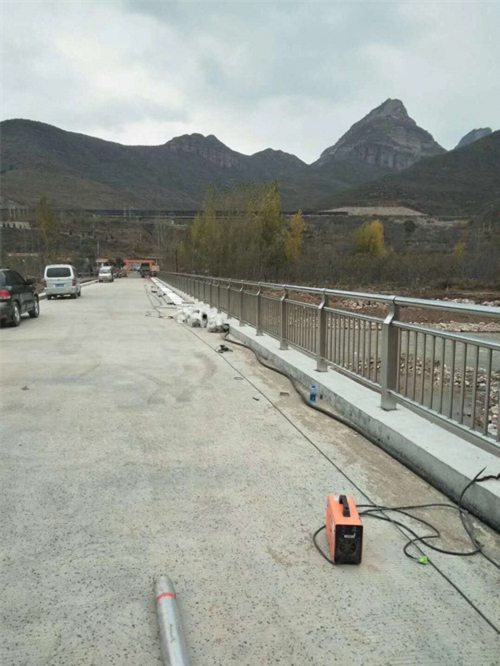 昆明咨询不锈钢复合管桥梁护栏生产厂家