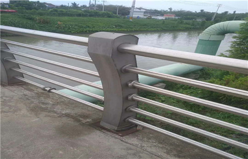 果洛不锈钢复合管展翼金属河道护栏