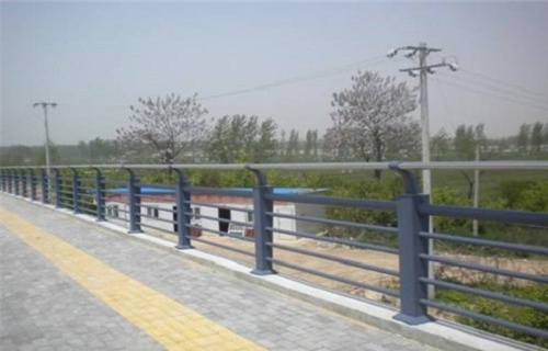 公路护栏安装施工展翼生产型