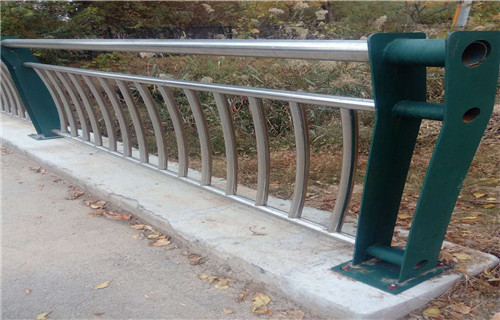 不锈钢复合管道路护栏专业生产展翼当地生产厂家